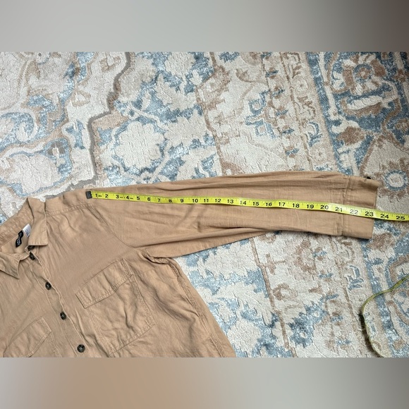 H&M tan color Medium %100 cotton shirt - Picture 6 of 8
